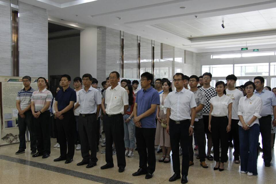 所有与会人员认真聆听讲话